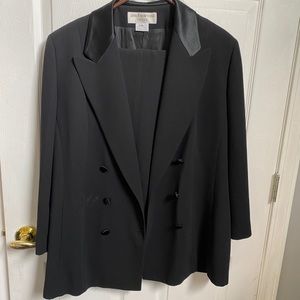 Women’s.Tuxedo pants suit